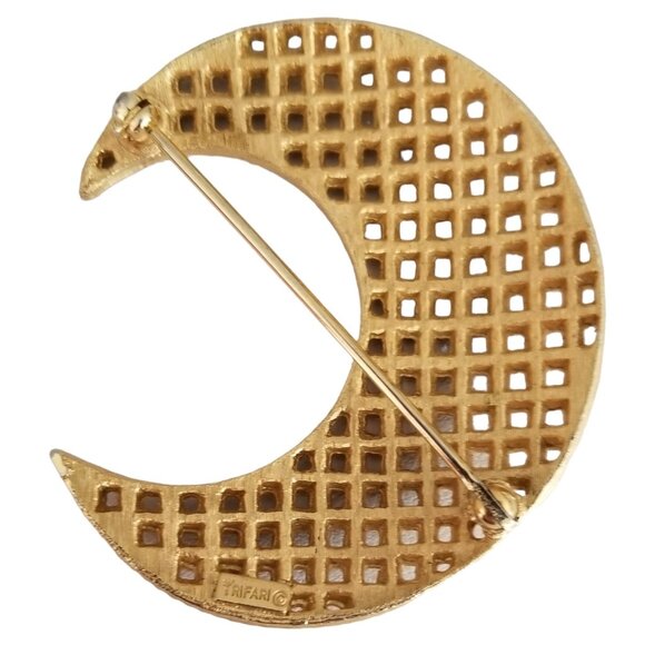 Trifari Crown Over T Gold Tone Lattice Crescent Moon Brooch, Signed M431 - Picture 4 of 7